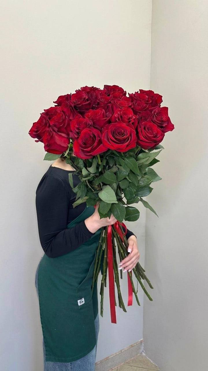 Моно-букет из 25 метровых роз